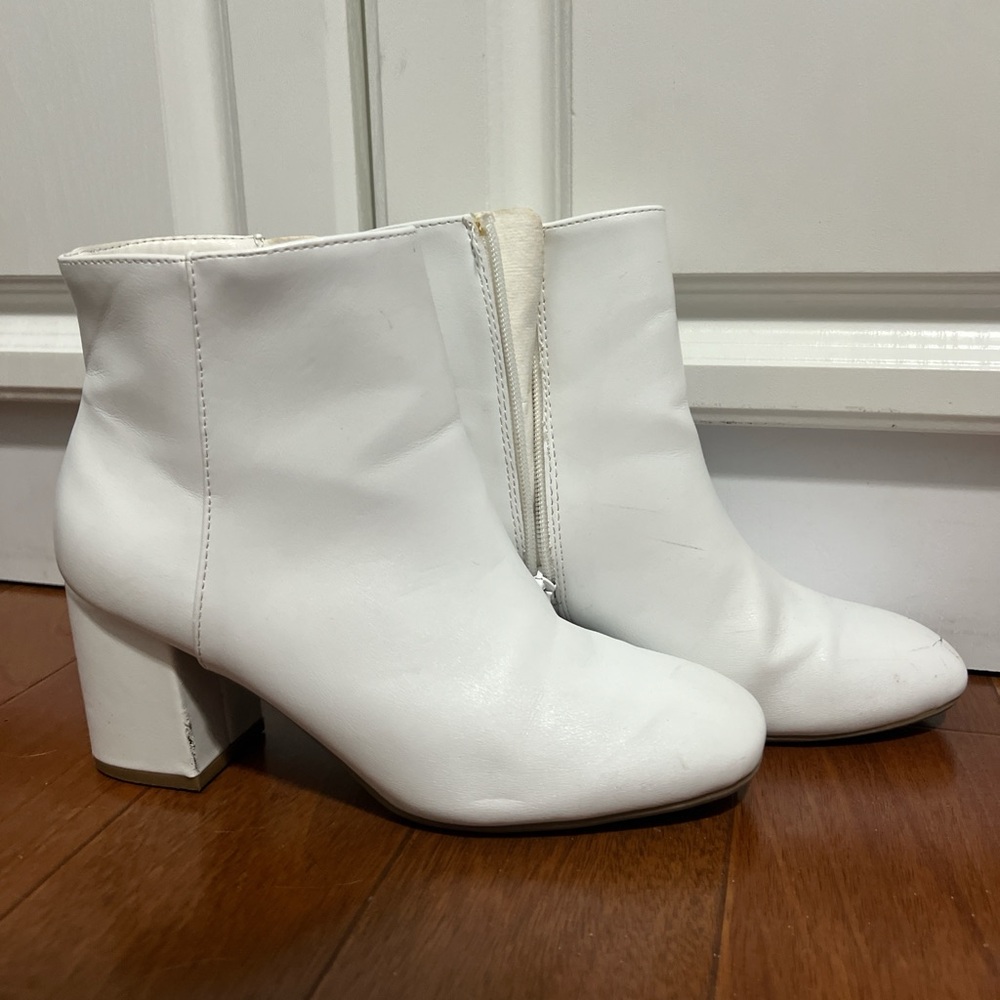 White Leather Ankle Booties – Size 8 – Minimalist Chic
